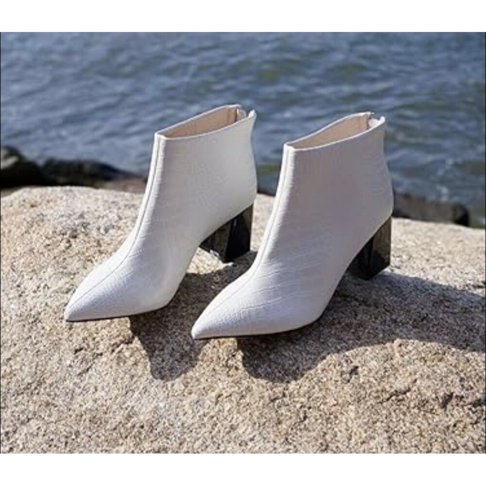 VHNY New York Ivory Croc Embossed Pointed Toe Ankle Boots Size 10